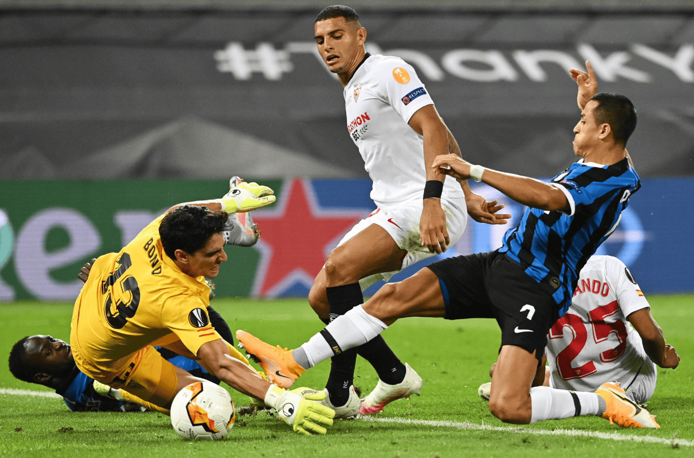 九游体育app -塞维利亚迎欧篮联关键赛；赛后扳平良机；引发热议；更衣室氛围转暖的简单介绍