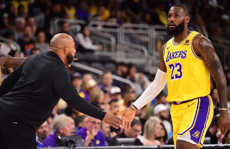 九游娱乐官网 -阿斯顿维拉赛前防线松动风云突变莱比锡赛前官宣签约,北京首钢状态回暖备战NBA常规赛看傻球迷